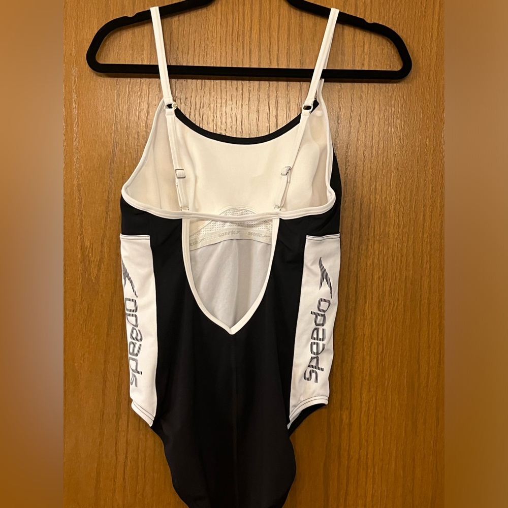 Speedo swimsuit. Size 9/10. Built in bra.  Adjustable straps.  Flattering. - Picture 2 of 4